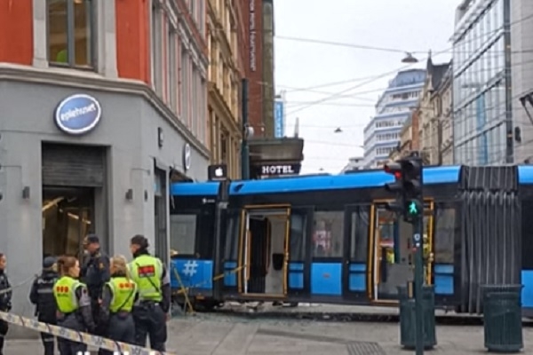 VIDEO: Oslo centrā tramvajs iebrauc veikalā