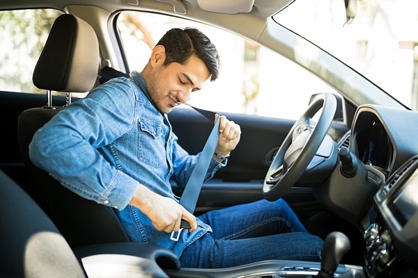 Bez drošības jostas auto aizmugurējā sēdeklī var g