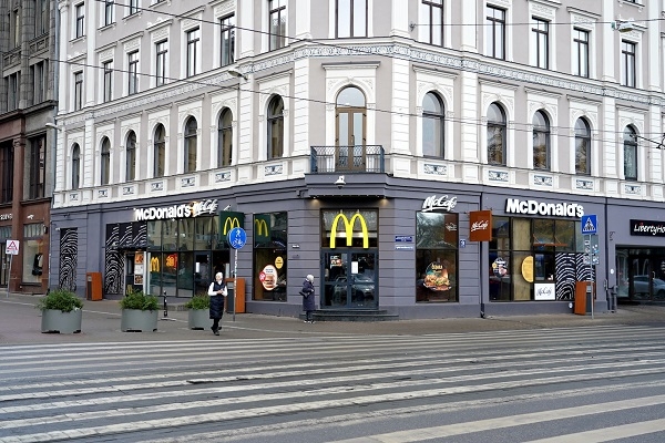 «McDonald's» atzīmē 30 gadu jubileju Latvijā un pl