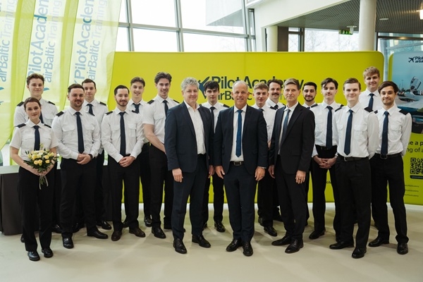 «airBaltic» Pilotu akadēmija sveic 15 jaunos stude