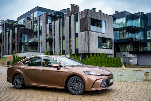 Gada pārsteigums 2025 – jaunais «Toyota Camry». Ko saka «Latvijas Gada auto 2025» žūrija?
