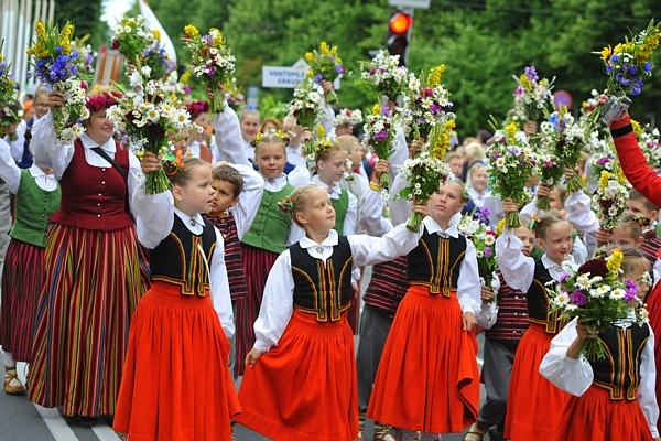 XIII Latvijas Skolu jaunatnes dziesmu un deju svēt