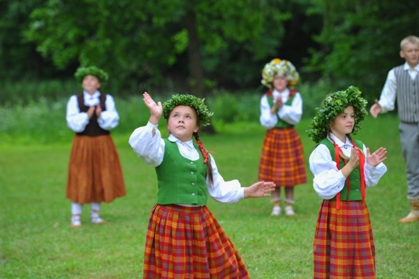 XIII Latvijas Skolu jaunatnes dziesmu un deju svētku dalībnieki savīsies kopīgā aktivitātē “Savīšanās ceļš”