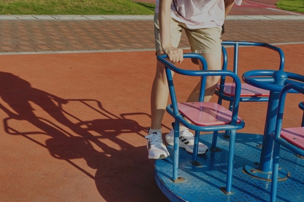 Bērnu drošība rotaļu laukumos – traumatologa ieteikumi vecākiem