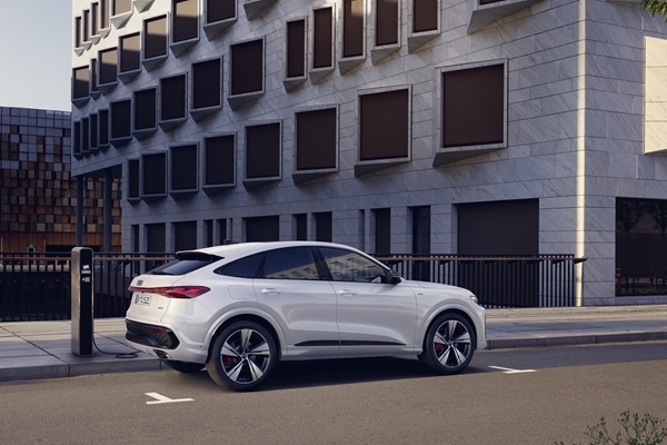 Prezentē pieprasītākā Audi modeļa plug-in versiju: Audi Q5 e-hybrid