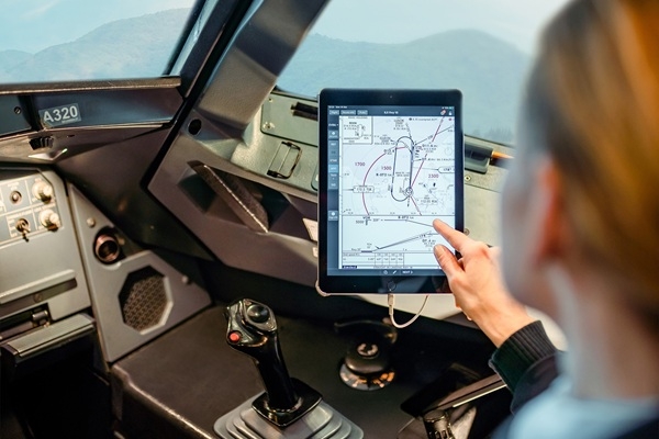 Digitalizējot pilotu kabīni, «SmartLynx Airlines» 10 gados ietaupījis vairāk nekā 30 miljonus papīra lapas