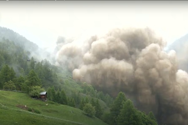 VIDEO: Šveicē ledāja nogruvums iznīcina ciemu