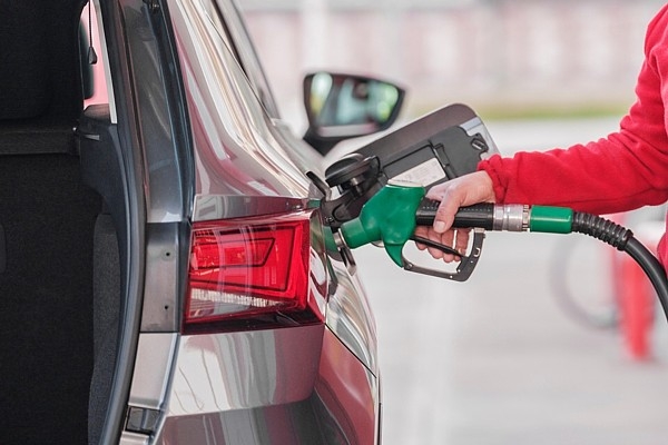 Kāpēc degvielas vāciņš atsevišķiem auto ir dažādās pusēs?