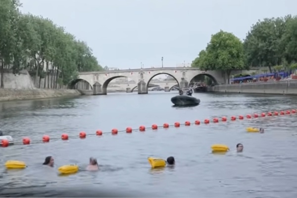 VIDEO: Parīzieši pēc 102 gadu pārtraukuma drīkst peldēties Sēnā