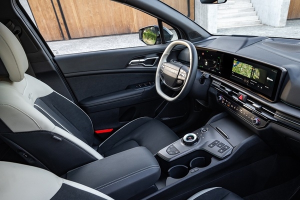 Tehnoloģijas ģimenēm: Kā modernie SUV iekaro auto 
