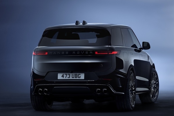 Viss melnā – jaunais Range Rover Sport SV Black Ed
