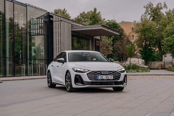 Jaunais «Audi A5 e-hybrid» Latvijā: sportiska eleg