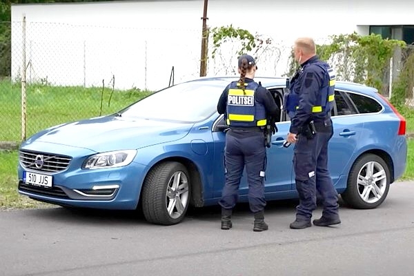 Igaunijas policija izsniedz autobraucējiem pastkar