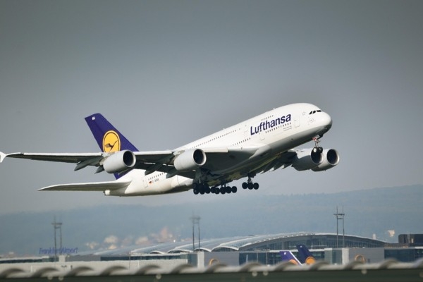 «Lufthansa» pamet Nigērijā 45 pasažierus ar derīgā
