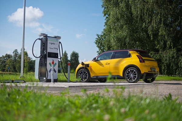Pētījums: 96% elektroauto un plug-in hibrīdu lieto