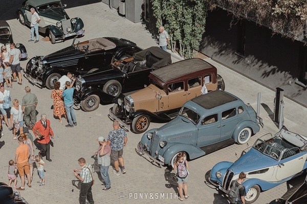 «Rīga Retro 2025» – vēsturisko automobiļu parāde R