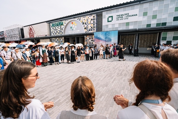 Simtiem cilvēku sadodas rokās Baltijas ceļā EXPO J