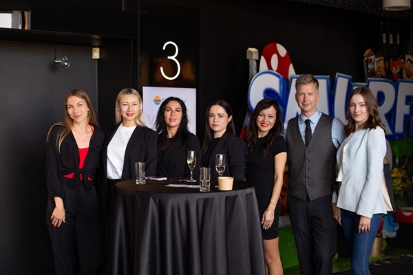 «Coral Travel Latvia» «Forum Cinemas» prezentē aiz