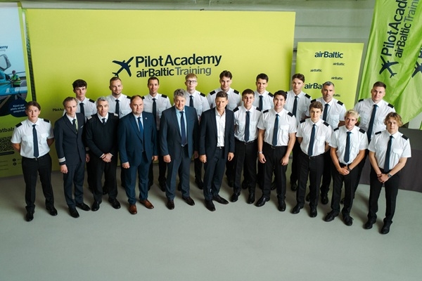 «airBaltic» Pilotu akadēmija sveic 15 jaunos stude