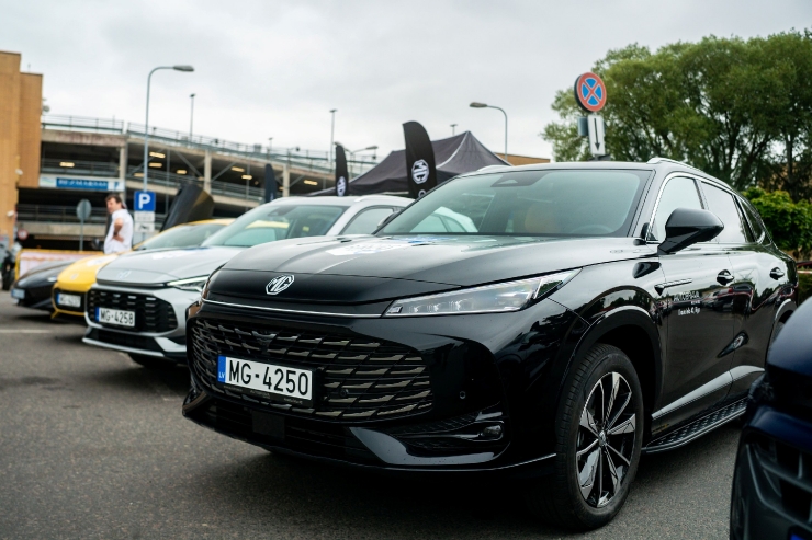 Stāvvieta pārtop par auto festivālu: testa braucie