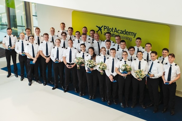 «airBaltic» Pilotu akadēmija atzīmē 33 absolventu 