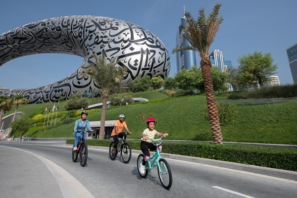 Aiz Dubaijas mirdzošajiem debeskrāpjiem: kalnu tak