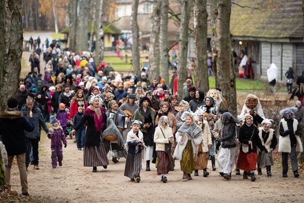 Brīvdabas muzejā masku gājiens un Mārtiņdienas svi