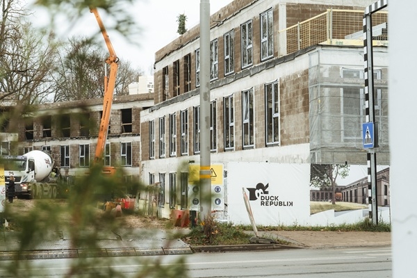 Rīgā svin spāru svētkus otrajai «Duck Republik» st