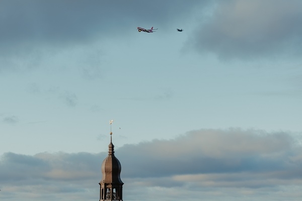 «airBaltic» lidmašīna piedalās Latvijas valsts svē