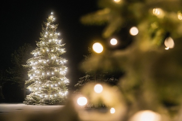 Dienvidkurzemes novadā iedegsies Ziemassvētku galv