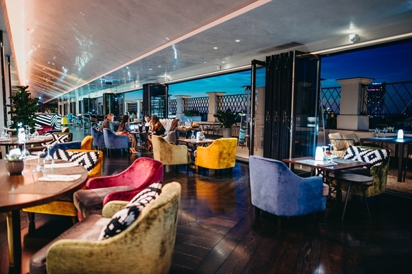 Restorāna un bāra «Stage22» vīna karte pelna starp