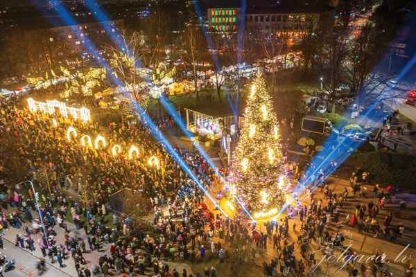 Jelgava: Pirmajā adventē iedegs pilsētas lielo egl