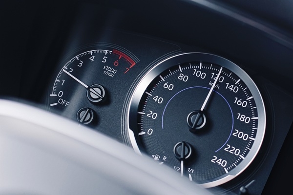 Pat jaunāki auto var būt riskanti – pētījumā atklā