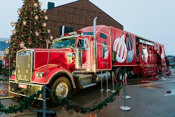 Leģendārā Coca-Cola Ziemassvētku automašīna atgrie