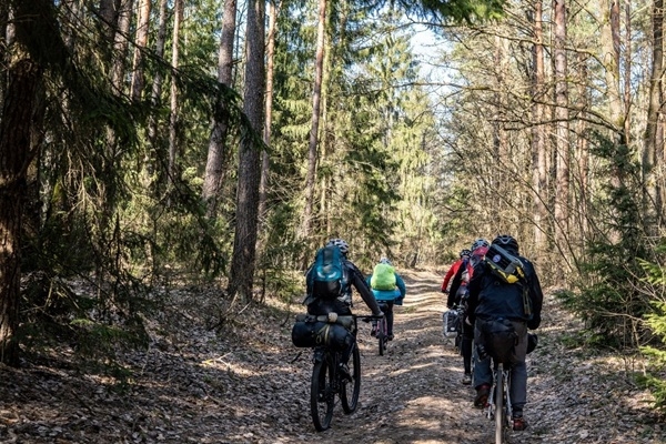 Ar velo pie kaimiņiem: aizraujoši izbraucienu marš