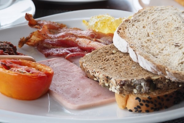 Kāda ir atšķirība starp angļu brokastīm un īru bro