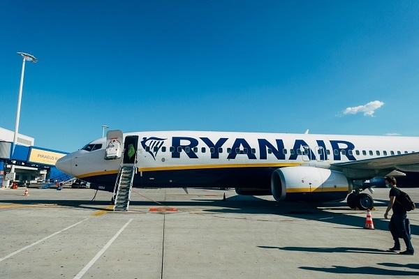 Lidot «Ryanair» lidmašīnā pavi