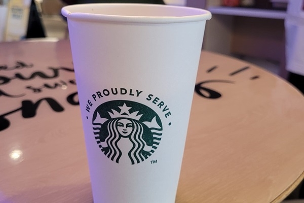 «Starbucks» maina klientu apkalpošanas politiku un