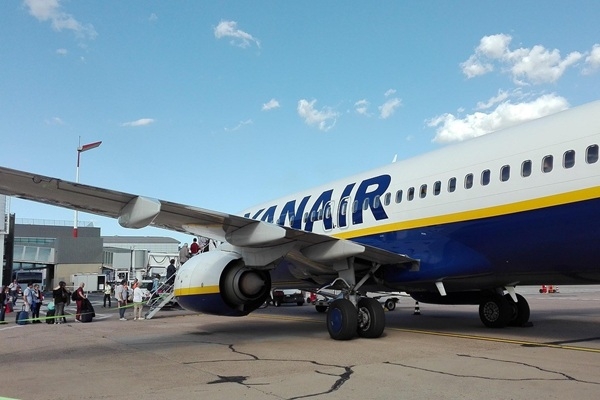 Uzzini, cik «Ryanair» maksā darbiniekiem par pārāk