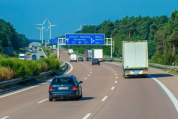 Kāpēc automaģistrāļu zīmes Vācijā ir zilas, bet Fr