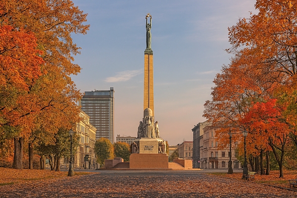 18. novembris vēsturē: Brīvības piemineklis Rīgā s