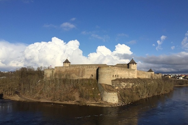 Par spīti sankcijām, Narvas iedzīvotāji turpina do