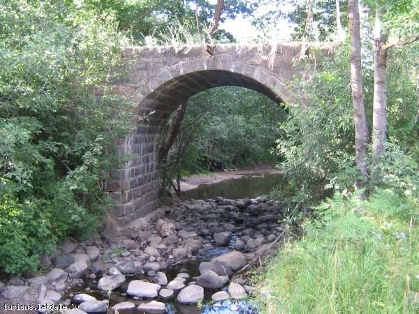 Arkveida akmens tilts pār Poguļankas (Salienas) upi