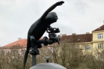 Jauns apskates objekts: Prāgā uzstādīta Putina – goblina statuja