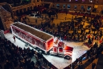 Pirmo reizi Baltijā: Leģendārā «Coca-Cola» Ziemassvētku automašīna no Lapzemes viesojās Tallinā