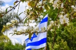 14. maijs vēsturē: Everestā pirmo reizi paceļ Latvijas karogu