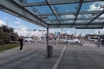 VIDEO: Ceļojumu blogeris atklāj taksometru problēmas Rīgas lidostā